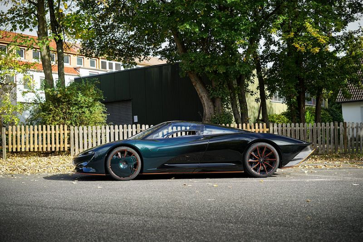 Trước đó, có một chiếc Speedtail đã được sơn đỏ - đen hiệu ứng tối dần về sau giống như Speedtail màu xanh lá cây này.