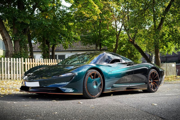 Chiếc siêu xe McLaren Speedtail trong bài đang được rao bán ở Hamburg, Đức với giá lên tới 4,8 triệu USD (khoảng 110,9 tỷ đồng). Điều nổi bật nhất trên Speedtail này chính là màu sơn xanh lá cây ánh kim độc đáo.