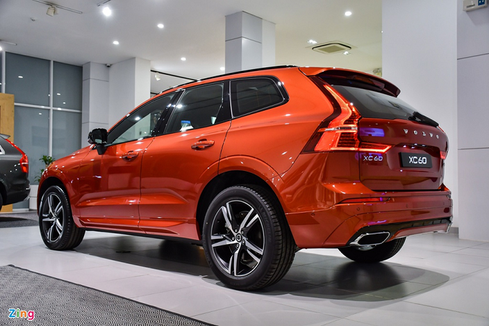 Tổng thể, XC60 R-Design tại Việt Nam không có khác biệt về kiểu dáng so với XC60 đời trước. XC60 như phiên bản thu nhỏ của XC90. Mẫu SUV này vẫn mang hơi thở vùng Scandinavian với thiết kế đơn giản, tinh tế. XC60 được làm mềm mại hơn đàn anh XC90.