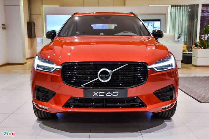 Các chi tiết đặc trưng của hãng xe Bắc Âu được giữ nguyên, đó là lưới tản nhiệt tạo hình đa giác đơn giản, cụm đèn định vị Thor's Hammer và đèn hậu tạo hình gấp khúc.