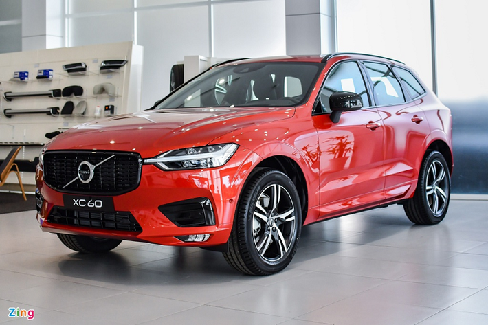 Bên cạnh S60 R-Design và XC90 T8, Volvo còn giới thiệu chiếc XC60 R-Design đến khách hàng Việt Nam. Đây được xem là bản nâng cấp của XC60 ra mắt Việt Nam vào năm 2017 với gói trang bị R-Design. Nhờ gói trang bị này, Volvo XC60 2020 mới trông thể thao và cá tính hơn.