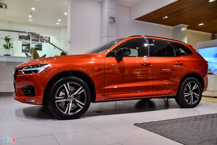 XC60 R-Design có kích thước dài x rộng x cao lần lượt là 4.688 x 1.902 x 1.641 (mm), chiều dài cơ sở đạt 2.865 (mm). XC60 khá tương đồng với BMW X3 về các số đo tổng thể. Mẫu SUV Thụy Điển lại có khoảng sáng gầm thuộc dạng tốt nhất phân khúc - 216 mm. Khoảng sáng gầm của BMW X3 chỉ là 200 mm.