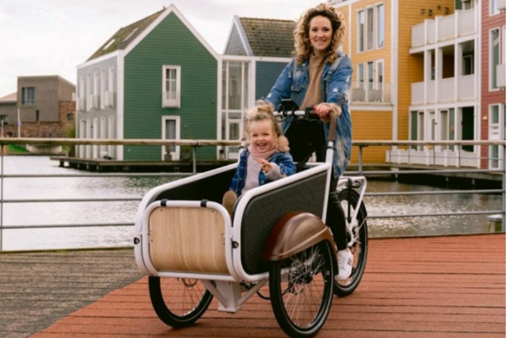 Theo Electrek, Coupe là mẫu xe đạp điện mới nhất của Bunch, được thiết kế để chở cả gia đình. Bunch Coupe 2021 mới sở hữu thùng xe phía trước phía trước để chở trẻ em hoặc thú cưng, phía sau người điều khiển còn có thêm chỗ ngồi cho một người nữa.