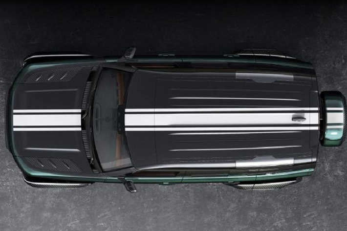 Tương tự bản Yachting Edition, mẫu xe SUV Land Rover Defender Racing Green Edition không có thay đổi về hệ truyền động, tại Mỹ, Defender 2020 có hai lựa chọn động cơ: máy xăng tăng áp 2.0L 4 xi-lanh P300 cho 296 mã lực và hệ thống hybrid P400 Mild-Hybrid Electric Vehicle (MHEV) 6 xi-lanh cho tổng công suất 395 mã lực, đi kèm đều là hộp số tự động 8 cấp ZF và hộp số phụ tốc độ kép.