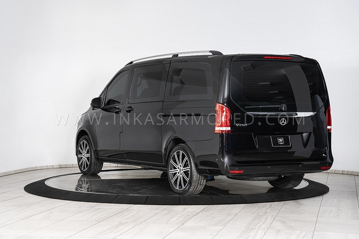 Bên cạnh đó, chiếc Mercedes-Benz V-Class bọc thép còn nhận được nhiều trang bị độ khác, ví như cơ chế cửa trượt và cấu trúc khung được tăng cường để hỗ trợ trọng lượng bổ sung mà vẫn giữ nguyên cơ chế vận hành tự động.
