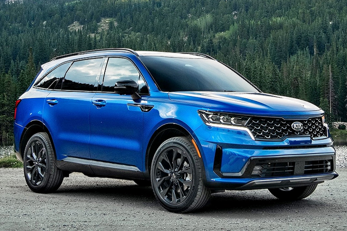Đối với bản Sorento S, chiếc xe thay thế động cơ V6 3.3L cũ bằng động cơ 2.5L 4 xy lanh hút khí tự nhiên. Giá xe Kia Sorento 2021 mới bản 2.5L chỉ từ 33.060 USD (766 triệu đồng). Bản cao hơn là Sorento EX có giá từ 36,160 USD (838 triệu đồng). Còn phiên bản cao cấp nhất là Sorento SX có giá từ 44.000 USD (1,02 tỷ đồng).