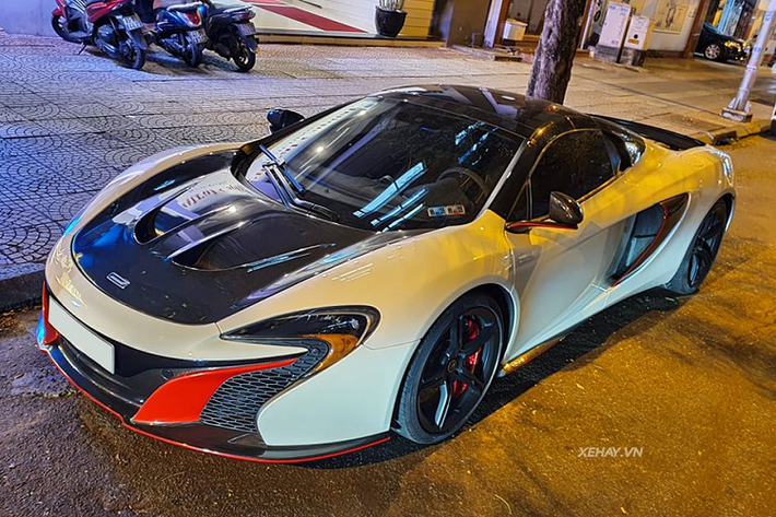 Về nguồn gốc, siêu xe McLaren 650S Spider trong bài viết là một trong những chiếc 650S Spider đầu tiên tại Việt Nam. Ban đầu, chiếc xe này từng thuộc sở hữu của một đại gia nổi tiếng trong ngành cà phê. Tuy nhiên, sau đó nó đã được bán lại cho một doanh nhân trẻ tuổi và đồng thời cũng là một tay chơi xe khét tiếng ở TP.HCM.