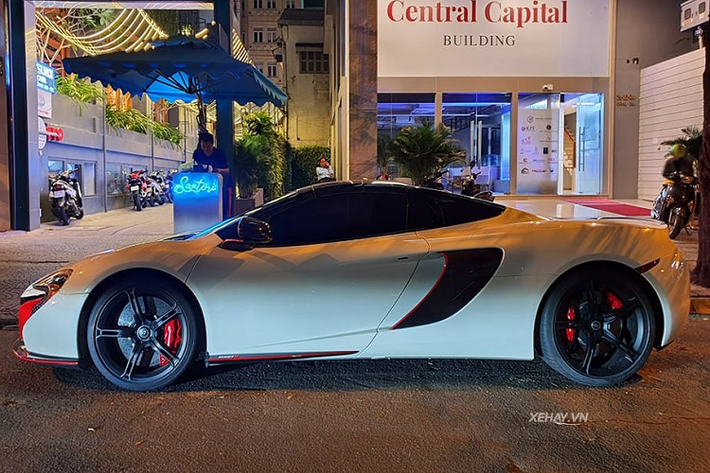 Nhìn chung, cách phối màu của chiếc McLaren 650S Spider này thực sự gây ấn tượng mạnh về thẩm mỹ. Tuy không phải một màu sơn quá nổi bật hay màu sắc nhưng cách pha trộn 3 gam màu trắng/đỏ/đen đã tạo nên một diện mạo đầy thu hút và phá cách của siêu phẩm McLaren 650S Spider.
