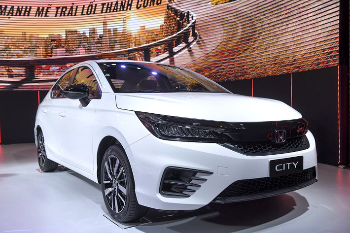 Honda City 2021 được cung cấp tổng cộng 3 phiên bản gồm: G L và RS cao cấp với mức giá lần lượt: 529, 569 và 599 triệu đồng. Trong đó, phiên bản tầm trung nằm giữa – Honda City L có giá bán 569 triệu đồng lại bị cắt khá nhiều trang bị so với phiên bản RS “full options”.