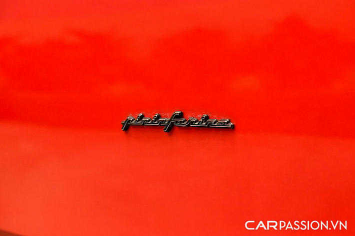 Thân xe nổi bật với khiên Scuderia đặt ở vè trước, gương chiếu hậu tròn và logo “Pininfarina” bằng kim loại được đính ngay bên dưới. Xe sử dụng bộ mâm 5 chấu có đường kính 20 inch được sơn màu bạc, ẩn phía sau là cùm phanh Brembo sơn đỏ tương tự lớp sơn ngoại thất, kết hợp với đĩa phanh carbon ceramic.