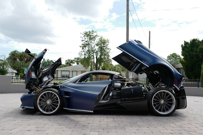 Đi kèm là bộ vali bằng chất liệu da cao cấp và sợi carbon cùng logo Pagani, có màu sắc tương đồng với nội thất xe. Đồng thời, khi mua chiếc xe này, khách hàng cũng sẽ nhận được những phần quà chính hãng kèm theo xe, bao gồm các bức tranh vẽ, nón, logo Roadster kèm chữ ký của Horacio Pagani, mô hình tĩnh với màu sắc giống như chiếc xe thật.
