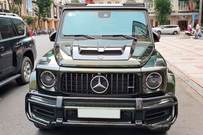 Đầu tiên là nước sơn ngoại thất màu xanh Olive Green. Đây là mãu màu thuộc danh mục G Manufaktur và được bán chính hãng với giá quy đổi lên tới 250 triệu đồng. Tiếp tới, chiếc Mercedes-AMG G63 hàng khủng này còn được trang bị gói độ carbon mang thương hiệu Brabus đình đám.