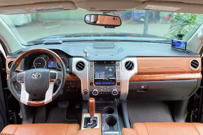 Toyota Tundra không mang diện mạo thể thao hầm hố như đối thủ Ford F-150 hay Ram 1500, thiết kế của Tundra mang phong cách cổ điển, sang trọng, rất bền dáng và khó lỗi thời.
