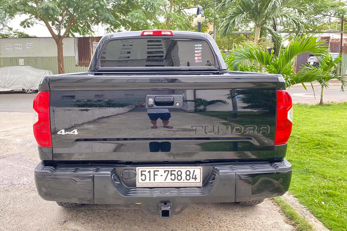 Sức mạnh được truyền xuống bốn bánh (4x4), thông qua hộp số tự động 6 cấp (6AT). Theo Toyota, động cơ này có mức tiêu thụ khoảng 18L/100km khi di chuyển trong đường thành phố.