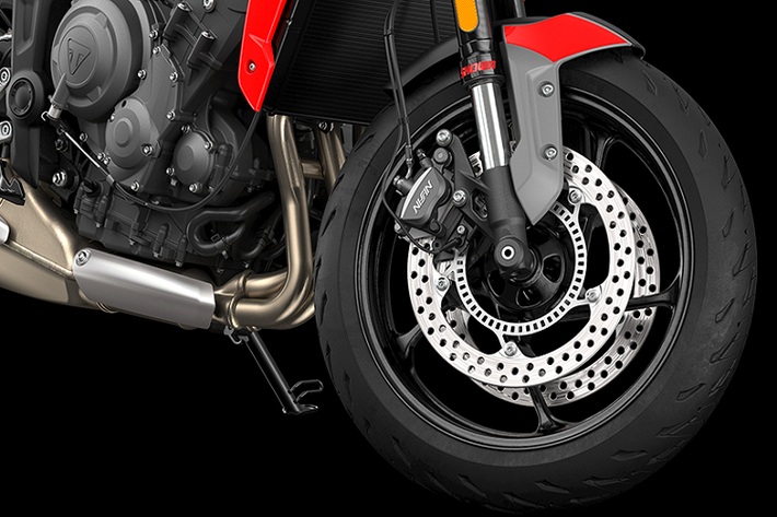 Hệ thống treo của Triumph Trident 660 mới là phuộc Showa đường kính 41 mm không thể điều chỉnh, phía sau là phuộc đơn Showa có thể điều chỉnh.