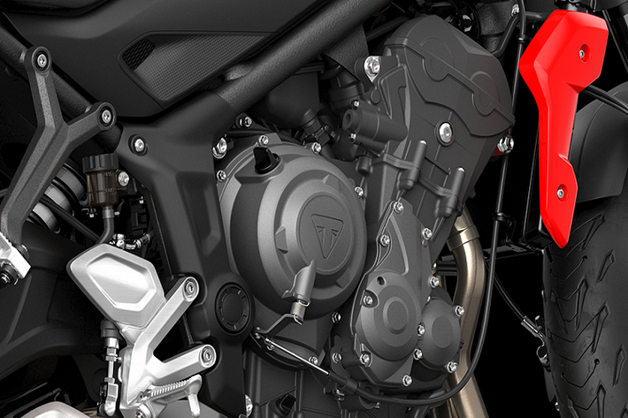 Trident mang trong mình cấu hình động cơ đặc trưng của Triumph, 3 xi-lanh thẳng hàng, làm mát bằng chất lỏng với 12 van và DOHC. Trident 660 có công suất 80 mã lực tại 10.250 vòng/phút và mô-men xoắn 64 Nm tại 6.250 vòng/phút. Ngoài ra còn có một phiên bản công suất nhỏ hơn và ở mức 46 mã lực tại 8.750 vòng /phút và 59 Nm tại 5.250 vòng/phút nhằm phù hợp với hạng bằng mô tô thấp hơn tại Anh Quốc.