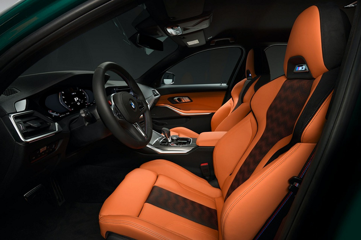 BMW M3 Sedan và M4 Coupe mới sẽ có mặt tại đại lý châu Âu trong tháng 3/2021. Cả hai mẫu xe BMW M mới này đều có vòng tua máy cao, sử dụng động cơ tăng áp kép 3.0L 6 xi-lanh thẳng hàng.