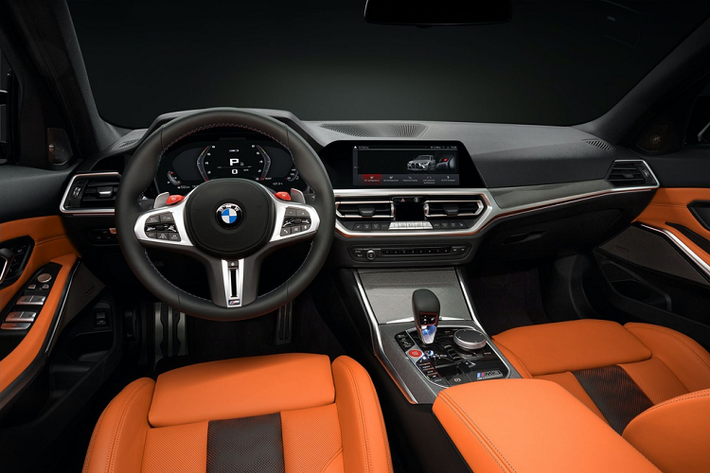 BMW cũng kích hoạt bộ phận sản xuất ghế do hãng tự làm. Ngoài ghế carbon M mới, nắp ca-pô, đường ốp bên hông của G80 M3 mới được chế tác và lắp đặt thủ công.