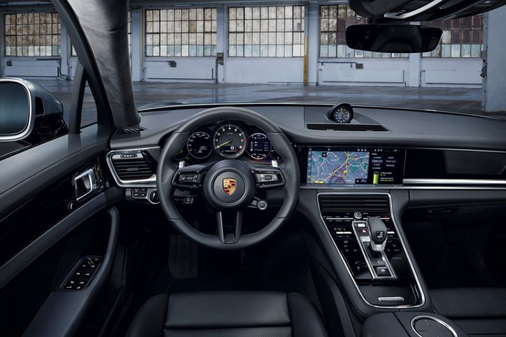 Panamera 4 E-Hybrid mới được trang bị động cơ tăng áp kép V6 và một mô-tơ điện tích hợp vào hộp số ly hợp kép 8 cấp, cho công suất kết hợp 455 mã lực, giúp xe chạy nước rút từ 0 - 96 km/h trong 4,2 giây, tốc độ tối đa đạt 280 km/h.