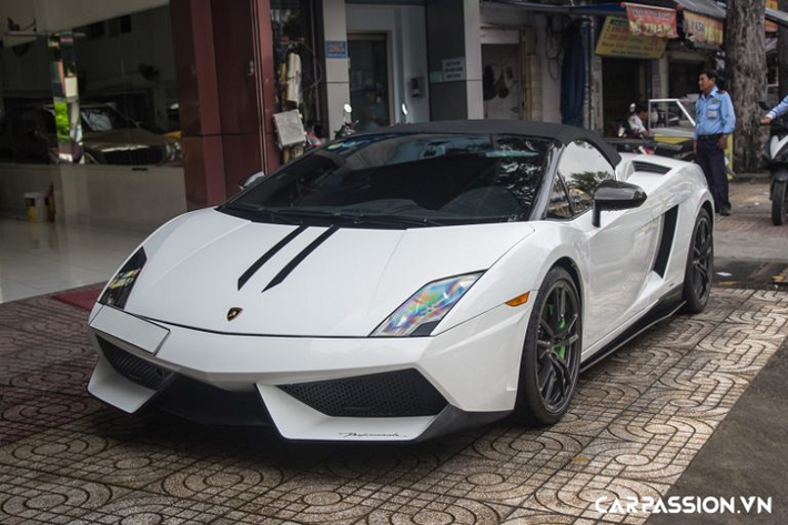 Siêu xe Lamborghini Gallardo là mẫu siêu xe đầu tiên cập bến Việt Nam, tuy vậy, số lượng những chiếc Gallardo tại nước ta chỉ có thể đếm trên đầu ngón tay với những cái tên như : Gallardo thế hệ đầu tiên, Gallardo SE, Gallardo LP560-4, Gallardo LP560-4 Spyder, Gallardo LP570-4 Superleggera và Gallardo LP570-4 Spyder Performante.