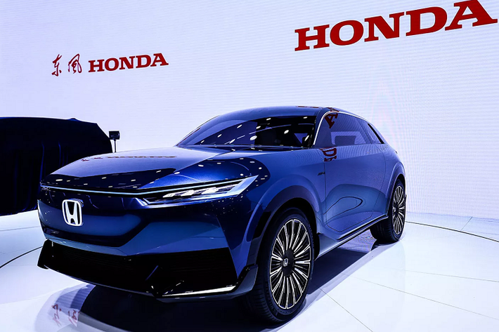 Tại triển lãm Bắc Kinh 2020, hãng đã không chỉ ra mắt phiên bản hybrid cắm sạc (PHEV) của dòng CR-V mà đồng thời còn ra mắt mẫu SUV ý tưởng Honda SUV e. Xe có ngoại hình bắt mắt và được trang bị những công nghệ tiên tiến như gói an toàn Honda Sensing thế hệ mới, công nghệ hỗ trợ người lái nâng cao ADAS và hệ thống giải trí Honda Connect. Điều này cho thấy Honda đang "đặt cược" vào các xe chạy điện.