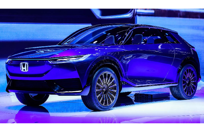 Trong danh mục sản phẩm của mình hiện nay, Honda chỉ mới có duy nhất 1 mẫu xe chạy điện hoàn toàn tên là Honda E. Tuy nhiên, trong thời gian sắp tới, hãng xe Nhật hứa hẹn sẽ đem đến nhiều sản phẩm chạy điện hơn nữa. Mở đầu cho chiến lược này là màn ra mắt của chiếc xe concept Honda SUV e chạy điện.