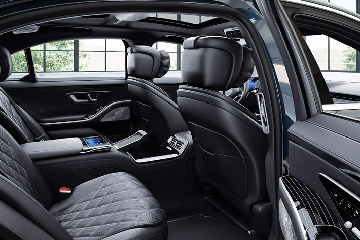 Độ tuổi sử dụng của S-Class cũng ngày càng trẻ đi và thống kê cũng ở khoảng 40 tuổi cho nên việc đưa quá nhiều công nghệ hiện đại vào chiếc xe này cũng có lý do chứ không phải chỉ phục vụ cho người ở hàng ghế phía sau.