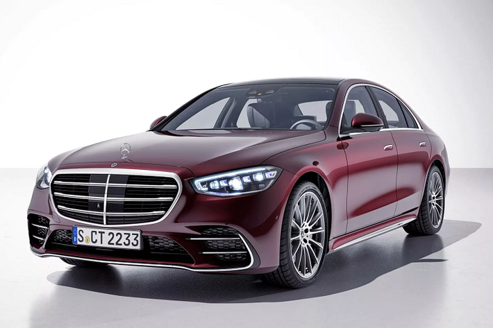 Có tất cả 5 phiên bản của S-Class bao gồm: Động cơ xăng: S 450 4Matic : giá xe Mercedes-Benz S-Class 2021 từ 106.000 Euro; S 500 4Matic : giá từ 117.000 Euro. Động cơ dầu diesel: S 350d : giá từ 96.000 Euro; S 350d 4Matic : giá từ 99.000 Euro; S 400d 4Matic : giá từ 106.000 Euro