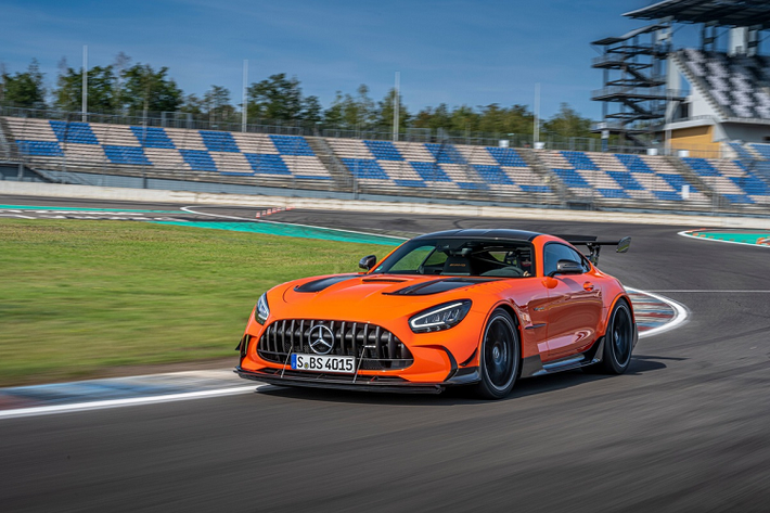 Mercedes-AMG GT Black Series 2021 mới sẽ có mặt tại Mỹ từ đầu năm sau. Theo hãng xe Đức, mẫu xe mới nhất trong dòng AMG GT sẽ có giá từ 325.000 USD (khoảng 7,5 tỷ đồng). Với mức giá gấp đôi AMG GT R, AMG GT Black Series trở thành mẫu xe thương mại đắt nhất của hãng xe Đức.
