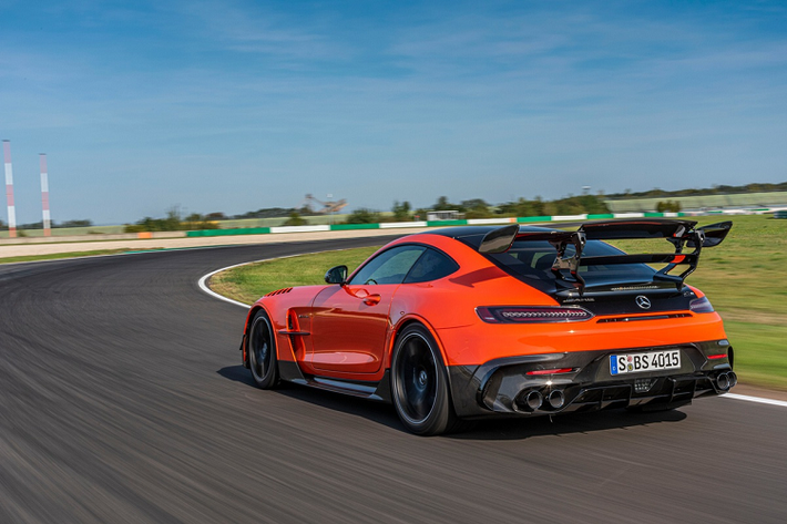 Mẫu siêu xe Mercedes-AMG GT Black Series được giới thiệu hồi giữa tháng 7. Sau 7 năm, hãng xe Đức mới đặt lại tên Black Series cho một dòng xe hiệu suất cao, sau chiếc SLS AMG ra mắt năm 2013. Trong quá khứ, các mẫu xe từng được gắn mác Black Series gồm SL 65 AMG, CLK 63 AMG, C 63 AMG Coupe…