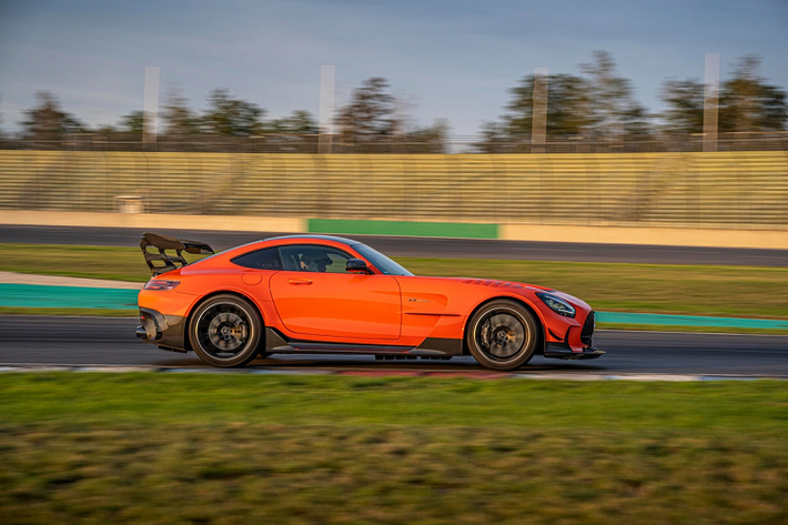 Mercedes-AMG GT Black Series được trang bị hộp số 7 cấp ly hợp kép, có khả năng tăng tốc 0-100 km/h trong 3,1 giây, 0-200 km/h trong 9 giây và vận tốc tối đa 323 km/h.