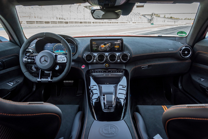 Với mức giá xe Mercedes-AMG GT Black Series lên đến hơn 7 tỷ đồng, bên trong xe sở hữu vô lăng thể thao AMG Performance, khung chống lật, dây an toàn 4 điểm, nội thất bọc da Alcantara và carbon.