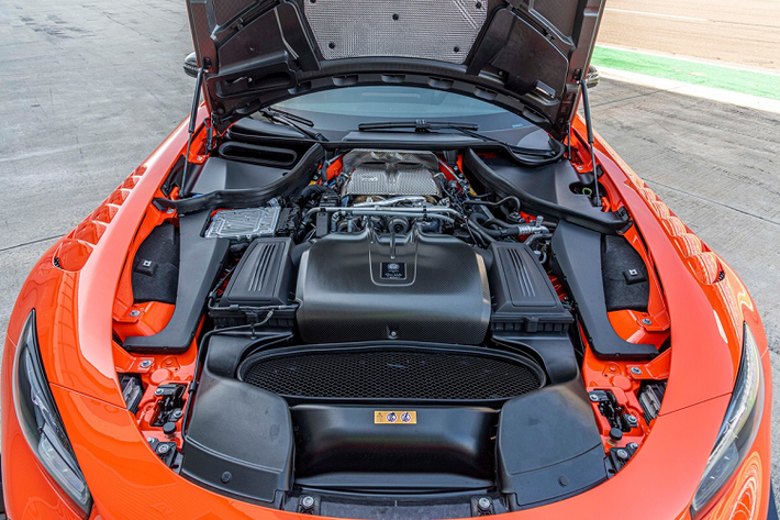 Mercedes-AMG GT Black Series vẫn sử dụng động cơ tăng áp kép V8 4.0L như các mẫu xe khác. Tuy nhiên, động cơ này đã được nâng cấp để trở thành động cơ V8 mạnh nhất trong lịch sử của AMG. Sau khi nâng cấp, động cơ này cho ra sức mạnh 730 mã lực và mô-men xoắn 800 Nm tại 2.000-6.000 vòng/phút. Để tương xứng với động cơ, bộ tăng áp và tản nhiệt cũng được nâng cấp.