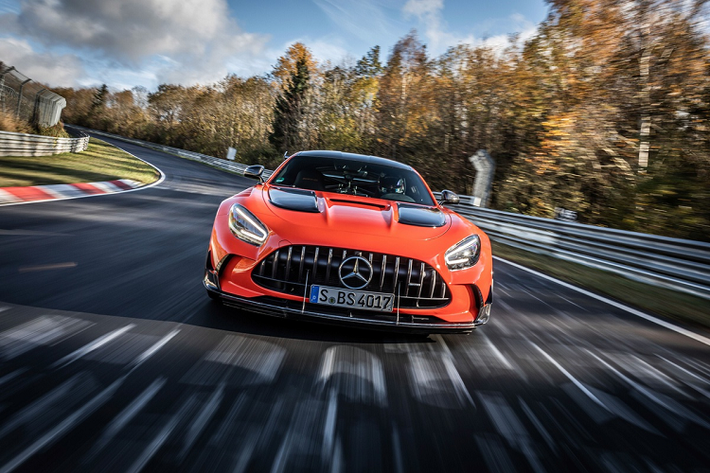 Tổng thể của AMG GT Black Series được lấy cảm hứng từ các mẫu xe đua GT3, GT4 của Mercedes. Do đó, mẫu xe này có kiểu dáng cực đoạn hơn hẳn AMG GT R. Lưới tản nhiệt dạng Panamericana được làm lớn hơn với cánh gió trước có thể điều chỉnh góc độ.