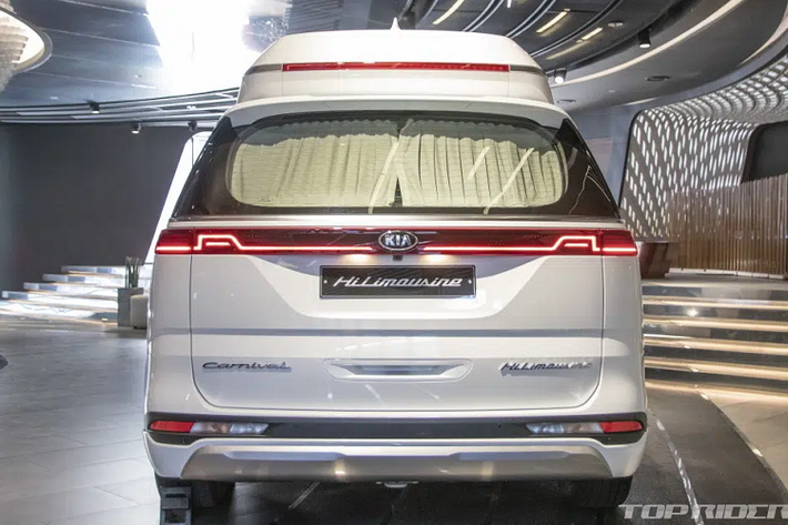Giá xe Kia Sedona Hi Limousine 2021 có mức bán ra khởi điểm từ 60,66 triệu Won (khoảng 1,26 tỷ đồng) đối với cấu hình 9 chỗ, trong khi những chiếc Sedona Hi Limousine bản 7 chỗ có giá từ 62,71 triệu Won (khoảng 1,3 tỷ đồng). Xe có 2 lựa chọn sơn ngoại thất là Snow White Pearl hoặc Aurora Black, đi kèm nội thất màu be mặc định.