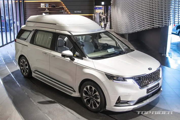 Sau khi được công bố tại Hàn Quốc hồi đầu tháng 11, Kia Carnival (hay còn gọi là Sedona) High Limousine đã xuất hiện tại các đại lý. Kia Sedona High Limousine 2021 mới được xem là phiên bản cao cấp nhất của dòng xe Sedona 2021 mới ra mắt tại thị trường Việt Nam.