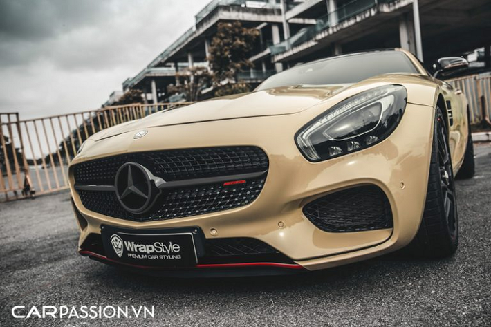 Những cái tên như SLS AMG, AMG GT S, AMG GT S Edition 1 hoặc thậm chí là AMG GT R đều thuộc dạng “hàng hiếm” ở thị trường trong nước và thu hút rất nhiều sự quan tâm từ giới yêu xe mỗi lần được chủ nhân cho ra đường. Chiếc Mercedes-AMG GT S hàng hiếm xuất hiện trong bài viết là một ví dụ điển hình, mẫu xe thể thao này hiện chỉ có 2 chiếc tại Việt Nam. Đây là dòng xe kế nhiệm chiếc SLS AMG, xe chính thức được “vén màn” tại Paris Motor Show năm 2014.
