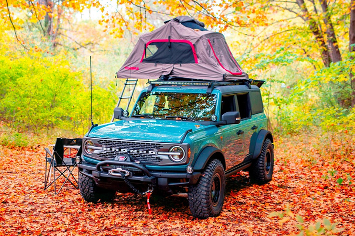 Ford Bronco 2021 mới vẫn chưa được bán tới tay người tiêu dùng, nhưng nhà sản xuất đã giới thiệu tới vài bản xe concept thú vị nhằm nhấn mạnh khả năng off-road đáng tin cậy của nó. Tại Bronco Super Celebration East, sự kiện tập hợp Bronco cổ điển lớn nhất nước Mỹ, Ford đã hé lộ một mẫu phiên bản concept khác của mẫu xe mới. Dựa trên bản 4 cửa, Bronco Overland Concept ra mắt trong vai trò một phương tiện đi cắm trại gia đình tiện ích.
