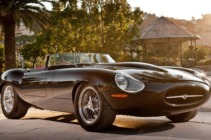 5. Jaguar E-Type Classic Jaguar E-Type Class là mẫu xe cổ điển duy nhất có mặt trong danh sách 10 mẫu xe được phái yếu yêu thích nhất. Thường được gọi với cái tên "Quý tộc Anh", Jaguar E-Type Class mang trong mình phong cách đậm chất hoàng gia và diện mạo đi theo năm tháng. Những đường cong của xe dù đã trải qua hàng chục năm tồn tại nhưng vẫn giữ được những giá trị riêng về thẩm mỹ. Điều đó được minh chứng rõ nét nhất qua việc cho tới ngày nay, rất nhiều mẫu xe kế nhiệm cũng đang phải học tập thiết kế của Jaguar E-Type Class.
