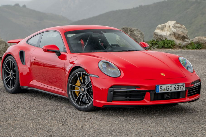 3. Porsche 911 Turbo S Tương tự Ferrari Portofino, Porsche 911 Turbo S nói riêng hay dòng xe 911 nói chung đều sở hữu ngôn ngữ thiết kế cuốn hút và vô cùng "sexy". Tuy nhiên, so với mẫu siêu xe nước Ý, Porsche 911 Turbo S có lợi thế hơn đáng kể nhờ vào yếu tố giá bán. Còn lại, các vấn đề về thiết kế, trang bị hay cảm giác lái thì có lẽ phái yếu sẽ chẳng cần bận tâm bởi những giá trị mà 911 mang tới đã ngoài sự mong đợi của họ.