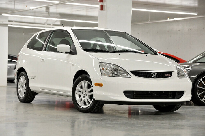 Dù bị lấn át bởi SUV nhưng mẫu xe con Honda Civic vẫn chưa bao giờ hết "hot" tại thị trường Bắc Mỹ. Do đó, không có gì lạ khi những mẫu xe Honda Civic đời cũ vẫn liên tục tăng giá trên thị trường ô tô cũ. Chiếc Honda Civic SiR thuộc thế hệ E93 dưới đây là một ví dụ điển hình. SiR là phiên bản thể thao của dòng Honda Civic đời cũ tại thị trường Canada và mang kiểu dáng hatchback. Trong khi đó, tại thị trường Mỹ, Honda Civic SiR được gọi bằng cái tên Si.