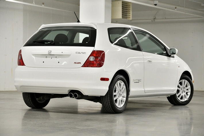 Cách đây không lâu, hãng Honda cũng đã tung ra phiên bản 2021 của dòng Civic Sedan tại thị trường Mỹ. Ở phiên bản 2021, Honda Civic Sedan không còn dùng hộp số sàn nữa. Thay vào đó, mọi bản trang bị của mẫu sedan cỡ C này đều dùng hộp số biến thiên vô cấp CVT.