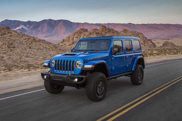 Kết hợp cùng hộp số tự động 8 cấp, nhà sản xuất công bố Jeep Wrangler Rubicon 392 có khả năng tăng tốc 0-96 km/h trong 4,5 giây. Chiếc SUV Mỹ có hệ dẫn động 4x4 với 4 chế độ gài cầu, khóa vi sai trước/sau, thanh cân bằng và các chế độ offroad để hỗ trợ việc đi địa hình.