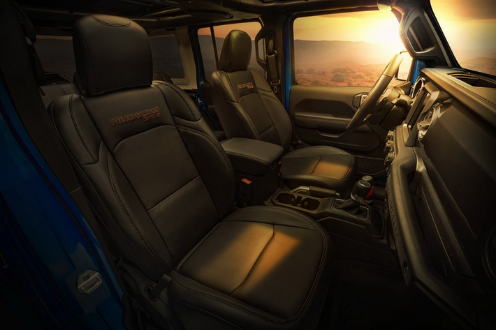Nội thất của Wrangler Rubicon 392 không có khác biệt đáng kể so với bản Rubicon. Cabin chỉ được bổ sung một vài điểm nhấn như tên phiên bản thêu ở tựa lưng hàng ghế trước hay các đường chỉ trang trí màu vàng.