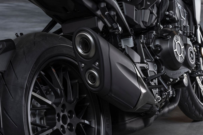 Honda CB1000R 2021 phiên bản Black Edition sử dụng khung phụ bằng nhôm sáng nổi bật trên nền đen và hệ thống bảo vệ tản nhiệt tối màu. Cặp phuộc USD Showa SFF-BP trên xe được phủ lớp sơn cùng màu theo đúng chủ đề “Black Edition". Chưa hết, ghi đông trên Honda CB1000R 2021 với sắc đen kết hợp cùng gù cố định được gia công phức tạp cho khả năng cố định và giảm rung lắc khi di chuyển ở tốc độ cao. Ốp yên sau dạng solo là trang bị tiêu chuẩn.