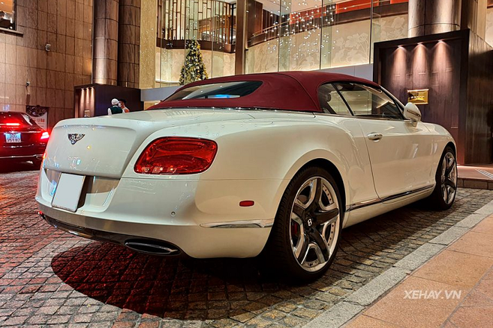 Chiếc GTC W12 Mulliner trong bài được chủ nhân trang bị bộ mâm 5 chấu với viền mạ crome sáng cùng khu vực trung tâm sơn đen tương phản với màu ngoại thất. Kết hợp với đó là cùm phanh màu đỏ nổi bật.