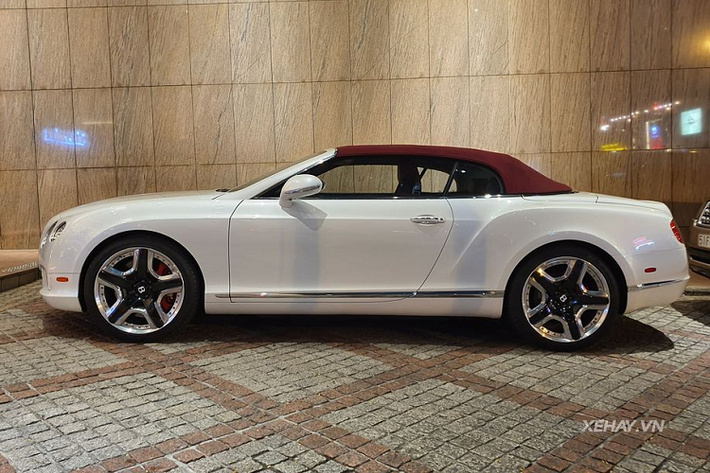 "Trái tim" của GTC W12 Mulliner này là khối động cơ W12 tăng áp kép 6.0L đình đám, sản sinh công suất 567 mã lực và 700 Nm mô-men xoắn. Sức mạnh kể trên hoàn toàn không thua kém các mẫu hyper car trên thị trường hiện nay. Nhờ đó, Bentley Continental GTC W12 Mulliner có thể tăng tốc từ 0 - 96 km/h chỉ trong khoảng thời gian 4.5 giây trước khi cán mốc 314 km/h. Hiện giá xe Bentley Continental GTC W12 Mulliner đang được rao bán với mức10,8 tỷ đồng tại TP.HCM.