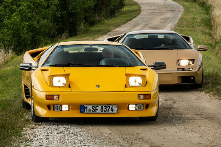 Câu chuyện của chiếc siêu xe Lamborghini Diablo bắt đầu vào năm 1985, khi đó xe Ý lên kế hoạch cho một mẫu xe nhằm thay thế Countach huyền thoại và dự án đó được đặt là Project 132. Thiết kế của Diablo được chắp bút bởi Marcello Gandini, nhà thiết kế lừng danh đã tạo nên không ít những mẫu xe thể thao nổi tiếng khi đó. Bản vẽ của Gandini sau đó được chỉnh sửa bởi Chrysler trước khi chính thức ra mắt vào năm 1990.