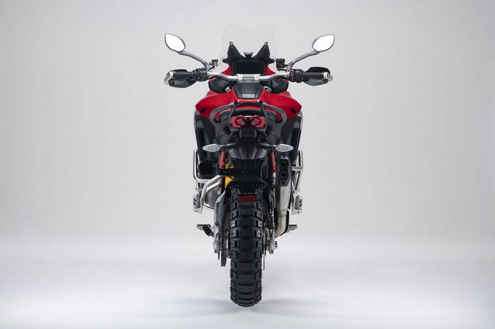 Đi kèm với tất cả các trang bị trên Multistrada V4S, V4S Sport còn có thêm ống xả Akrapovic bằng titan và sợi carbon, cùng tấm chắn bùn trước cũng bằng sợi carbon. Với Ducati Multistrada V4S Sport sẽ có điểm nhấn là màu sơn thể thao độc đáo với sọc màu trắng chia đôi màu đỏ và đen, cùng cặp mâm đen bóng.