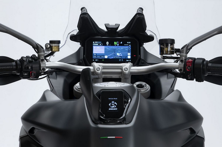 Tổng thể ngoại hình của Ducati Multistrada V4 2021 được tinh chỉnh theo hướng hiện đại và trẻ trung. Cụm đèn chiếu sáng, đèn định vị và đèn hậu LED có thiết kế sắc sảo hơn.